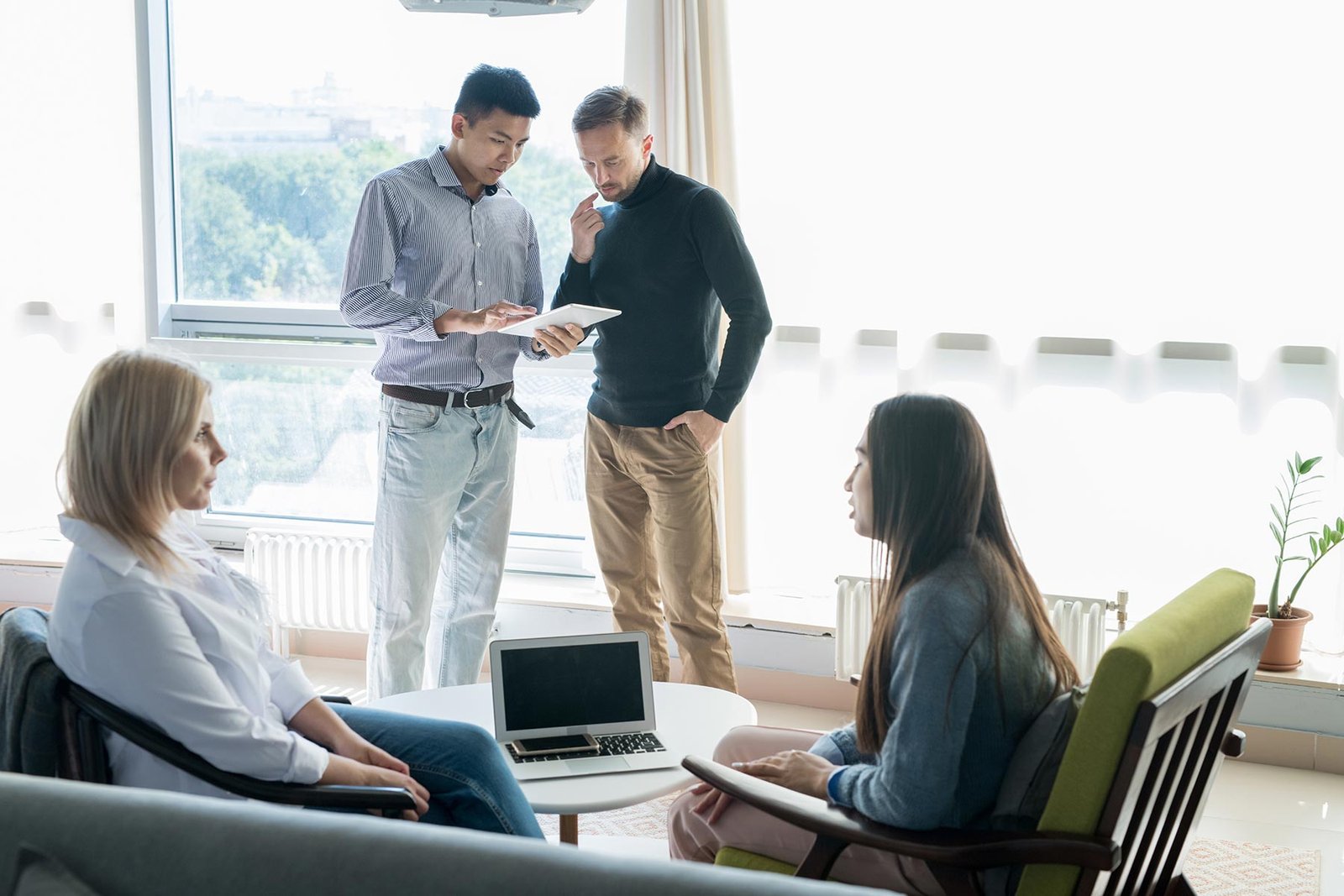startup-team-discussing-project-in-office-HD9NQFY